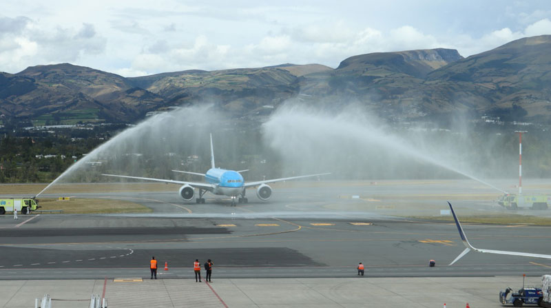 Personal del aeropuerto de Quito realizó un arco con agua en homenaje al campeón olímpico Richard Carapaz. Foto: Ministerio del Deporte