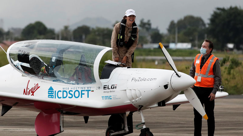 La piloto belga-británica Zara Rutherford de 19 años, aterriza en el aeropuerto internacional de Tocumen en ciudad de Panamá (Panamá). Foto: EFE