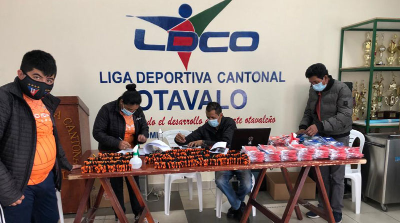 La entrega de chips y gorros para la competencia en el Lago San Pablo se realizó el 10 de septiembre del 2021. Foto: cortesía Julio Santacruz