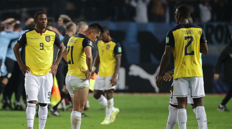 Jugadores de Ecuador se lamentan la derrota contra Uruguay en el estadio Campeón del Siglo, en Montevideo (Uruguay). Foto: EFE