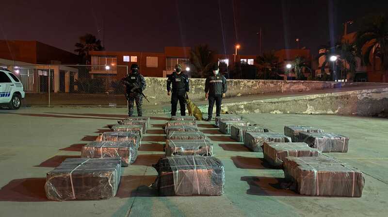 Los agentes abrieron la estructura y descubrieron los paquetes de alcaloides en medio de cajas de banano. Foto: Fernando Medina / EL COMERCIO