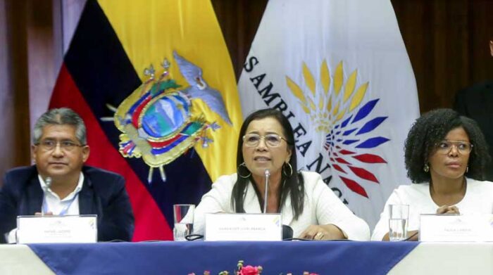 Rafael Lucero (PK); la presidenta de la Asamblea, Guadalupe Llori (PK); Paola Cabezas (correísmo); Yeseña Guamaní (ID), en un conversatorio en el Parlamento. Foto: Cortesía