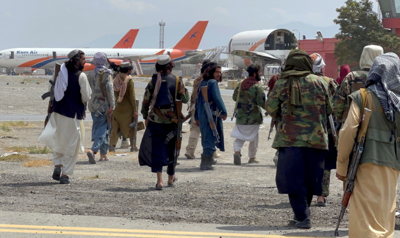 Talibanes patrullan en el Aeropuerto Internacional Hamid Karzai, en Afganistán. Foto: Reuters