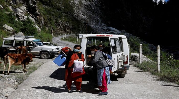 Trabajadores sanitarios llevan botiquines y una caja que contiene vacunas COVISHIELD, antes de iniciar su caminata por las montañas para vacunar a la gente en aldeas en los Himalayas. Foto: Reuters