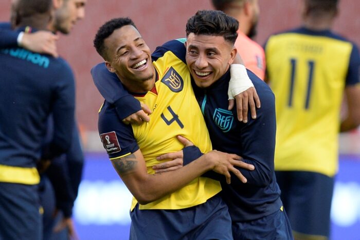 Byron Castillo y Joao Rojas bromeaban después del juego entre Ecuador y Paraguay. Foto: EFE