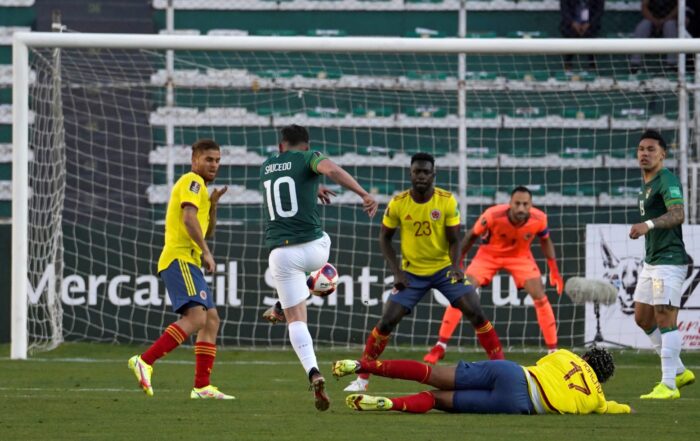 Saucedo anotó el gol para el empate de Bolivia, ante Colombia. Foto: EFE