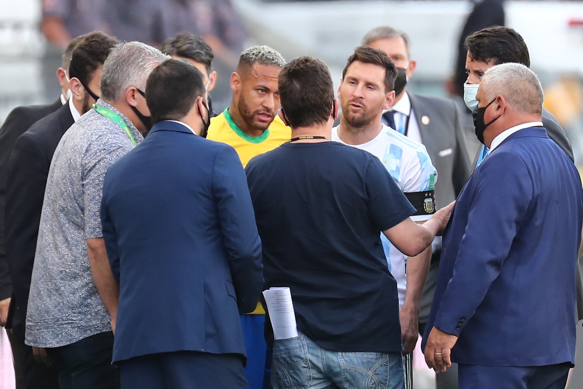Neymar (c-i) de Brasil y Lionel Messi (c-d) de Argentina hablan con funcionarios de salud brasileños este 5 de septiembre del 2021, en un partido de las eliminatorias sudamericanas para el Mundial de Catar 2022 entre las Brasi y Argentina en el estadio Arena de Sao Paulo en Sao Paulo (Brasil). Foto: EFE