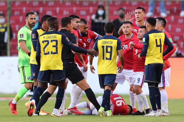 Chile y Ecuador en un partido de las eliminatorias. La 'Roja' aún busca llegar al Mundial a través del caso Byron Castillo. Foto: EFE