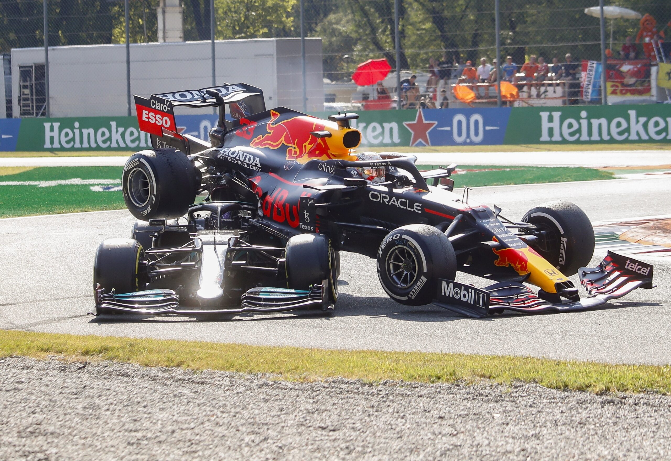 Imagen del choque entre Max Verstappen y Lewis Hamilton. Foto: EFE