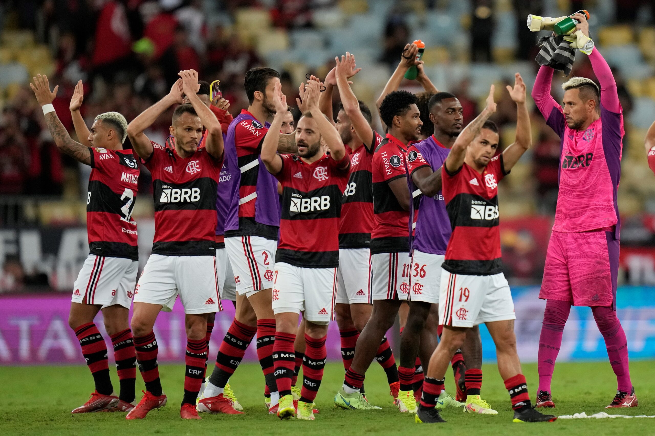 Los jugadores de Flamengo celebran hoy, al final de un partido de las semifinales de la Copa Libertadores entre Flamengo y Barcelona Sc en el estadio Maracaná en Río de Janeiro (Brasil). EFE/Silvia Izquierdo POOL