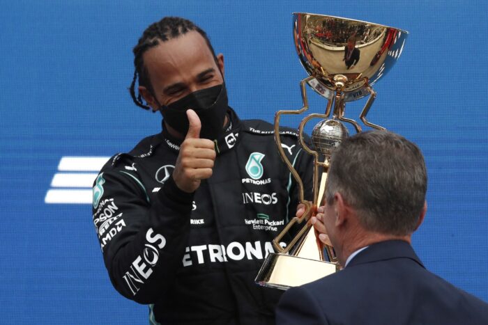 Lewis Hamilton con el trofeo de campeón en el Gran Premio de Rusia. Foto: Archivo EFE