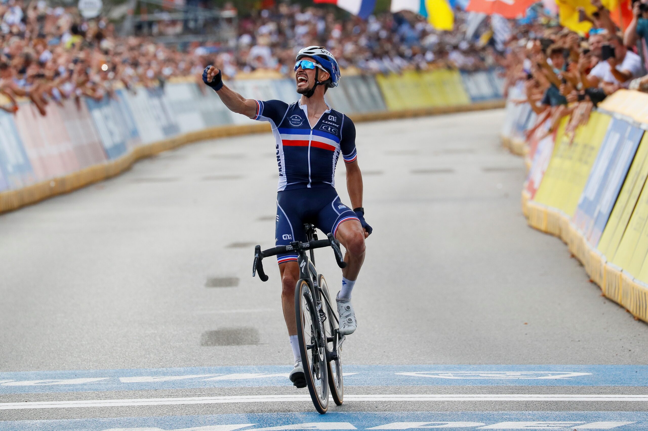 Julian Alaphilippe festejó su triunfo en el mundial de ciclismo. Foto: EFE