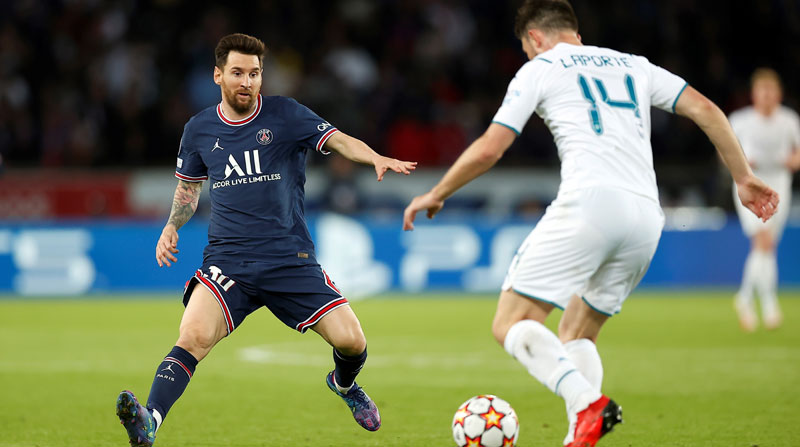Lionel Messi (izq.), del Paris Saint Germain, disputa la pelota con el jugador del Manchester City Aymeric Laporte el 28 de septiembre del 2021. Foto: EFE