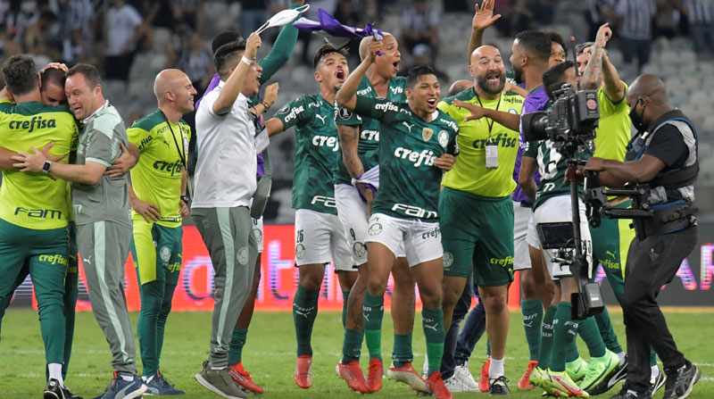 Jugadores de Palmeiras celebran al final de un partido de las semifinales de la Copa Libertadores entre Atlético Mineiro y Palmeiras en el estadio Mineirao en Belo Horizonte (Brasil). Foto: EFE