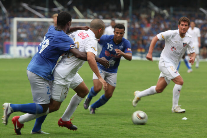 Emelec y Liga de Quito se enfrentaron en la final del campeonato del 2010, favorable a los albos. Foto: Archivo El Comercio