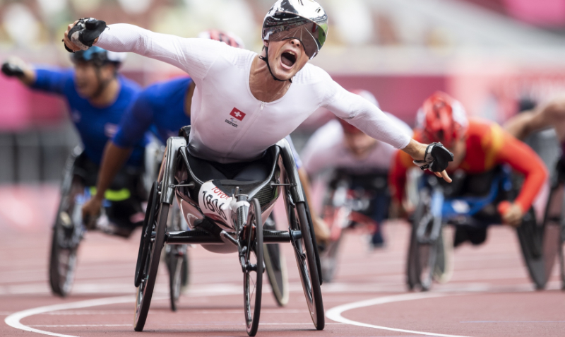 Marcel Hug (Suiza) reacciona tras ganar los 1 500 metros modalidad silla de ruedas T53 / 54(atletismo en silla de ruedas; limitación de mitad del torso y piernas). Fotos: EFE / EPA.