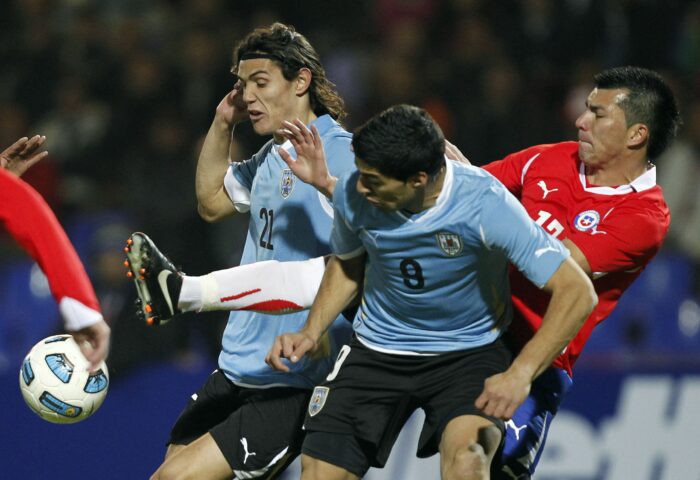 Luis Suárez y Edinson Cavani, durante un partido entre Uruguay y Chile. Foto: Archivo