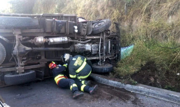 Uno de los vehículos implicados en el accidente quedó volcado sobre su lado izquierdo. Foto: Cortesía del Cuerpo de Bomberos de Quito