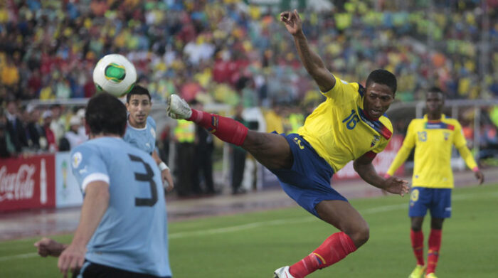Antonio Valencia en un cotejo de Ecuador ante Uruguay en el 2013, válido por las eliminatorias al Mundial 2014. Foto: EL COMERCIO