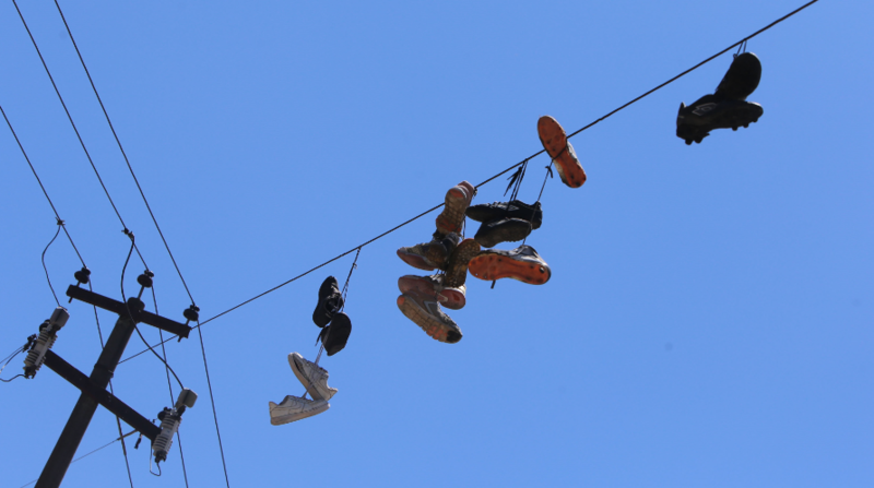 En San Roque, todo un grupo de zapatillas que bien podrían servir a varias personas. Foto: Equipo fotográfico EL COMERCIO
