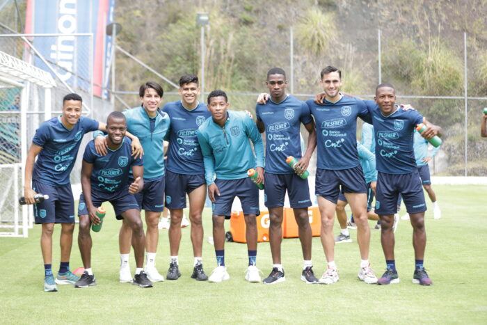 La selección al final de un entrenamiento en Quito. Foto: FEF