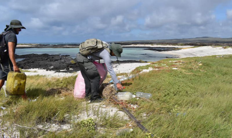 Personas retiran basura en las Islas Galápagos. Foto: Facebook Parque Nacional Galápagos