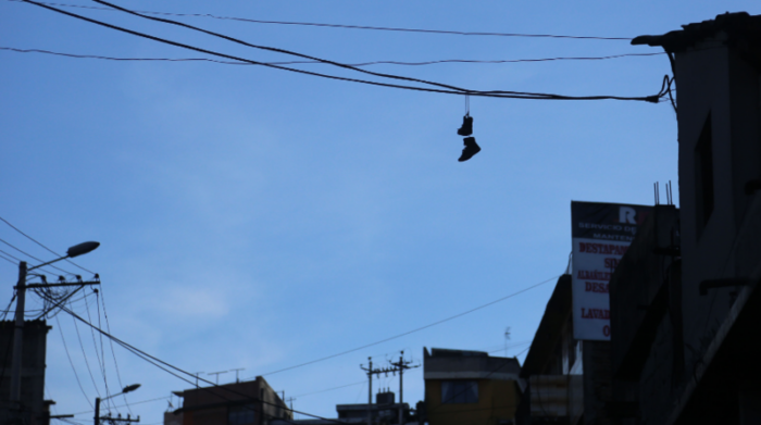 Un solitario par de zapatillas, en la calle Goicochea, en el sector de Dos Puentes. Foto: Equipo fotográfico EL COMERCIO