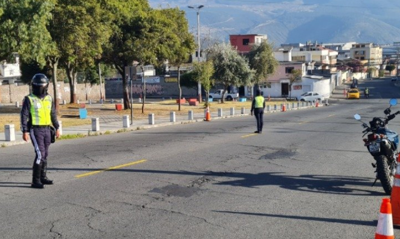 Agentes Civiles de Tránsito controlan la movilidad en los alrededores del estadio Rodrigo Paz Delgado, en el norte de Quito, este domingo 5 de septiembre del 2021. Foto: Twitter AMT Quito