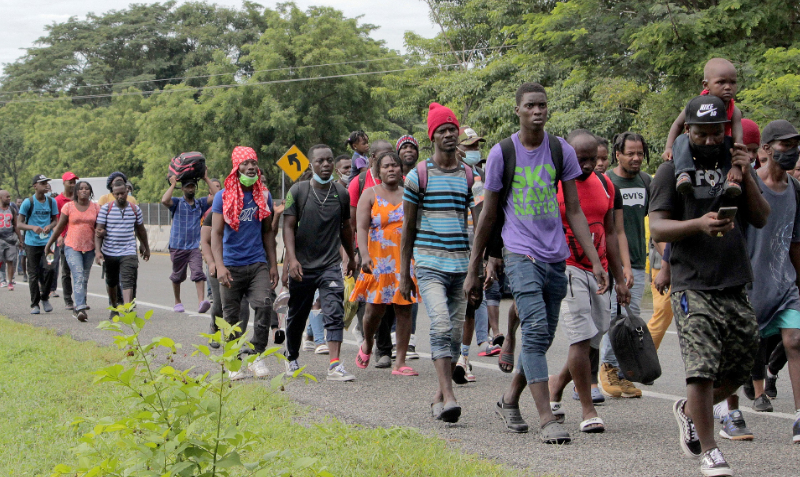 Migrantes haitianos caminan en una carretera en el municipio de Tapachula, estado de Chiapas (México). Foto: EFE