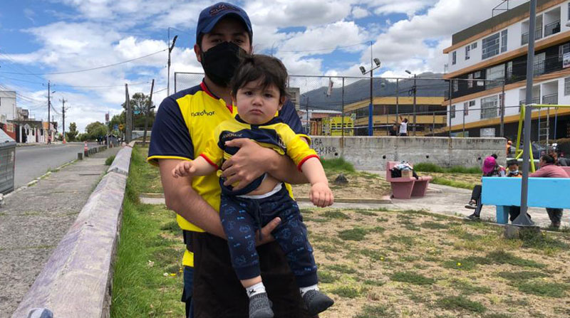 Sebastián Benalcázar y su hijo esperaban a la Tri en los exteriores del estadio Rodrigo Paz, el 2 de septiembre del 2021. Sebastián Benalcázar y su hijo esperaban a la Tri en los exteriores del estadio Rodrigo Paz, el 2 de septiembre del 2021.