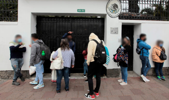 Ciudadanos hacen fila en busca de un turno para obtener la visa mexicana. Foto: Patricio Terán/EL COMERCIO