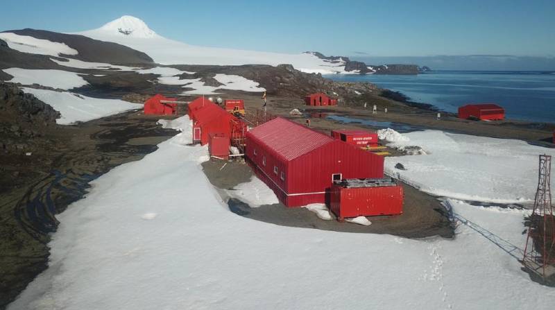 En la Antártida, el país cuenta con la base Pedro Vicente Maldonado, un centro de investigación que opera durante el verano austral. Foto: Twitter.