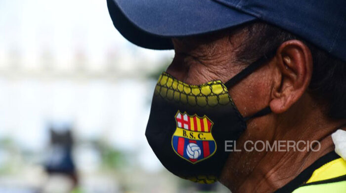 Un hincha del Barcelona luce una mascarilla con el escudo de su equipo. Imagen referencial. Foto: EL COMERCIO