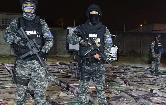 Grupos élite de la Policía custodian las 9,5 toneladas de droga confiscadas. Foto: Cortesía Policía
