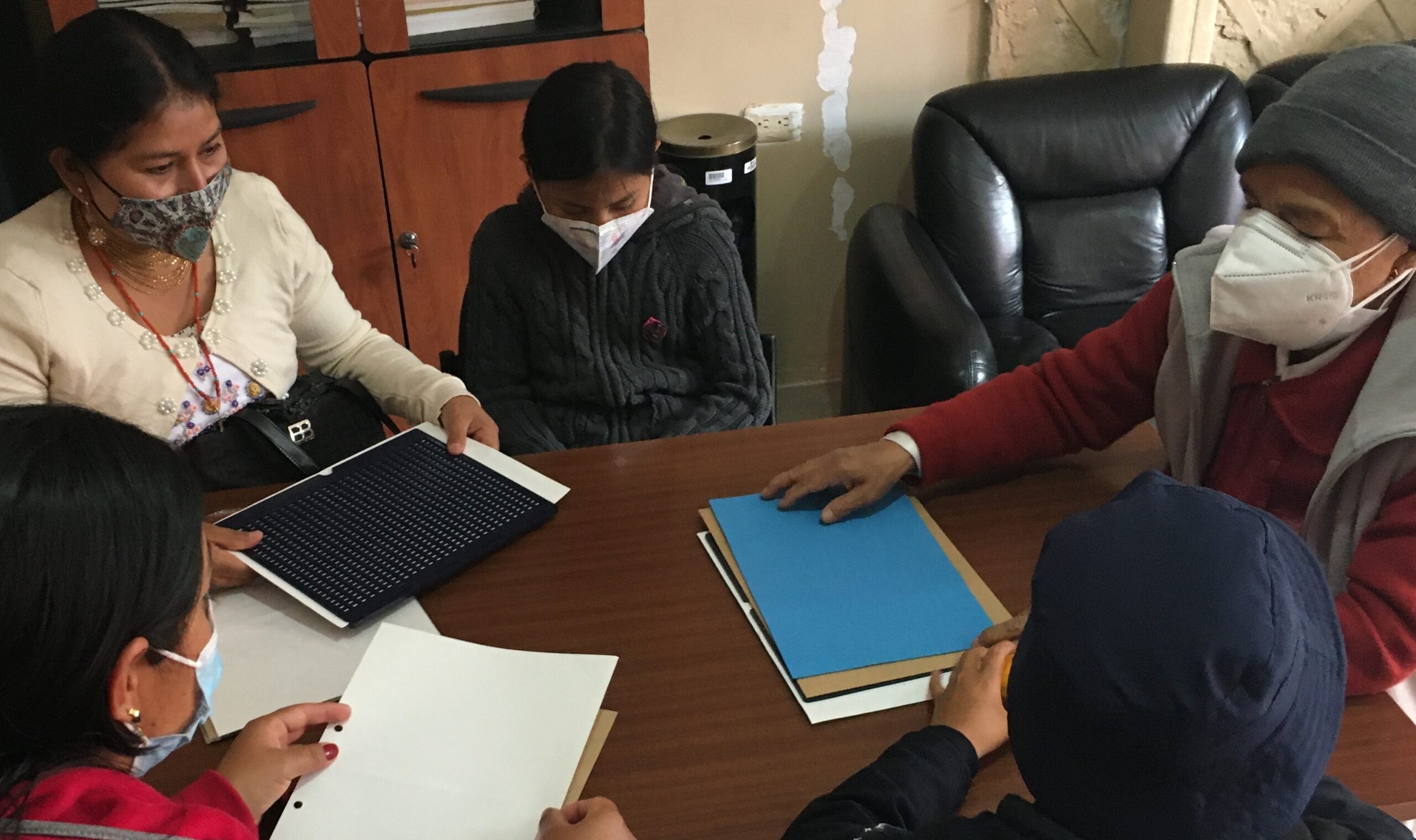 Nohemí Trejo (izq.) explica a dos chicos del centro y a sus madres sobre el uso que se les puede dar a las regletas. Foto: José Luis Rosales / EL COMERCIO