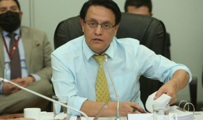 Fernando Villavicencio acusó al titular de la Contraloría, Carlos Riofrío, de "encubrir presuntas acciones de corrupción". Foto: Twitter de Fiscalización AN