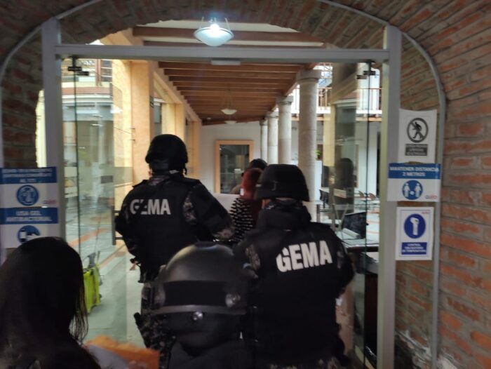 Agentes de la Fiscalía y Policía realizaron un allanamiento a las oficinas del Municipio de Quito, el 2 de septiembre del 2021. Foto: Twitter Fiscalía