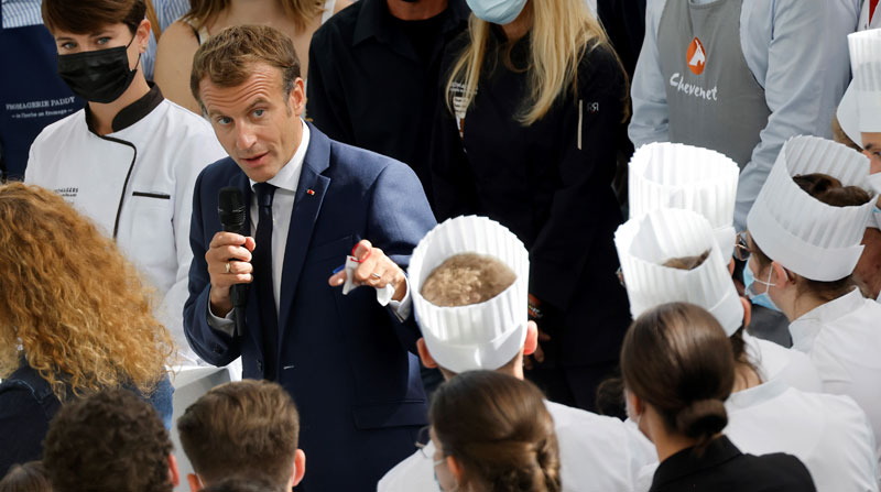 El presidente de Francia, Emmanuel Macron, increpó al agresor, después de que el joven le lanzara un huevo durante un evento. Foto: EFE