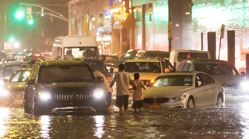 Las fuertes lluvias causaron graves inundaciones que han causado la muerte y daños a la infraestructura en Nueva York. Foto: EFE