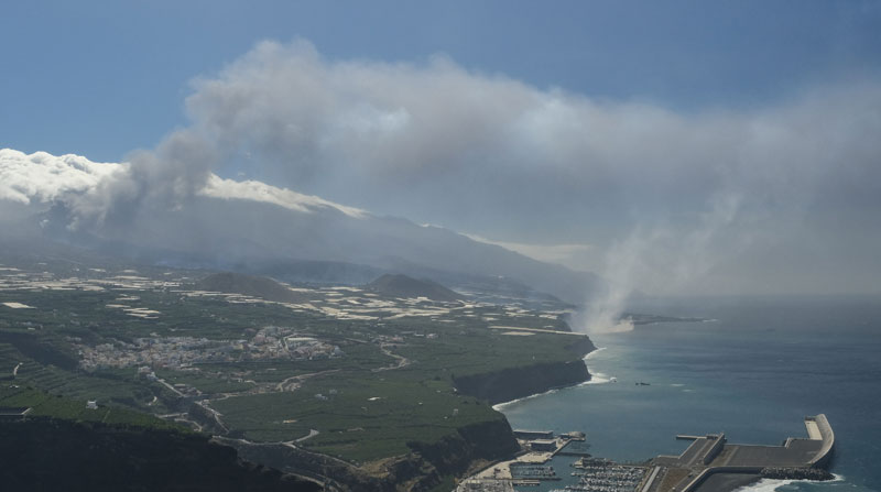 Luego de que la lava del volcán en La Palma hiciera contacto con el agua, se formaron gases que no son tóxicos, según las autoridades. Foto: EFE