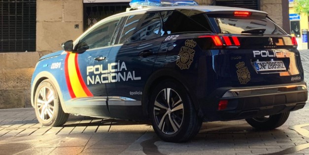 La Policía detuvo a la agresora cuando la mujer había arrancado dos dedos a la víctima en un departamento de Sevilla. Foto: Twitter Policía Nacional