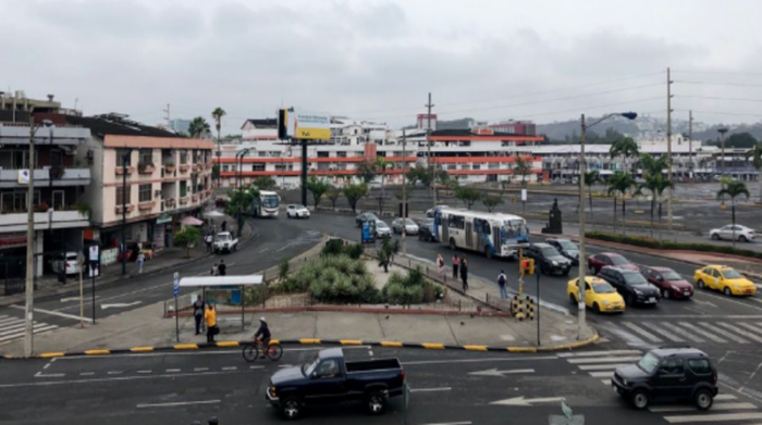 Guayaquil reportó una llovizna sostenida entre la madrugada y la mañana de este lunes 6 de septiembre de 2021. El panorama fue similar en cantones aledaños. Foto: Enrique Pesantes / EL COMECIO
