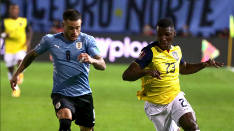 Nahitan Nández de Uruguay disputa la pelota con Moisés Caicedo de Ecuador, el 9 de septiembre del 2021. Foto: @LaTri