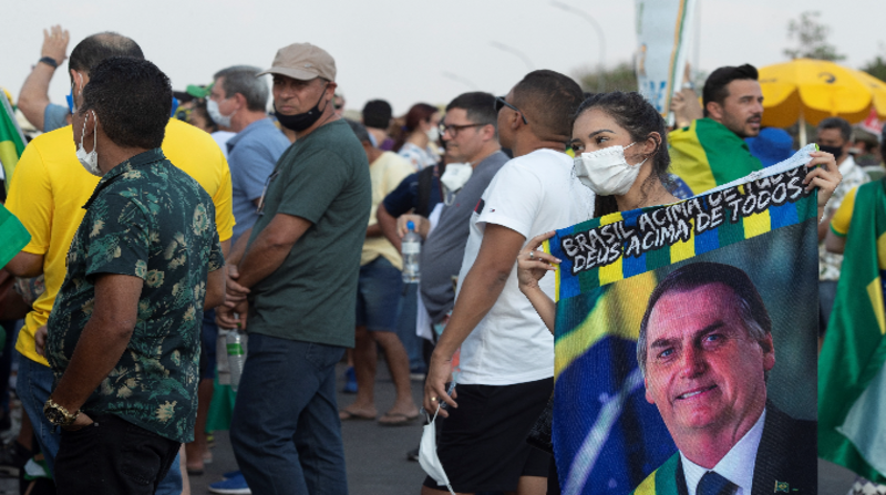 Simpatizantes del presidente de Brasil, Jair Bolsonaro, se manifiestan frente al Palacio de Planalto, en Brasilia. El mandatario y la ultraderecha convocaron a manifestaciones por la "libertad" este martes 7 de septiembre de 2021. Foto: EFE
