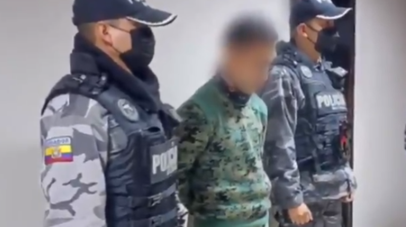 El soldado, que pertenece a las filas de la Fuerza Aérea Ecuatoriana (FAE), fue detenido la madrugada del martes 7 de septiembre luego de que intentara ingresar al centro de rehabilitación con droga y armas de fuego. Foto: Twitter de @DacervantesP