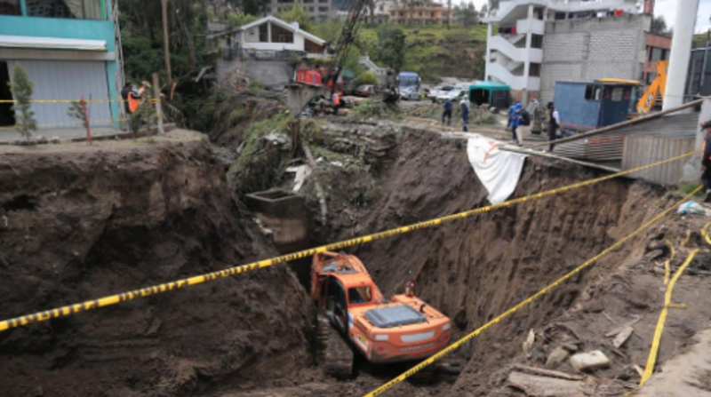 Personal de la EPMAPS realiza trabajos en la quebrada del barrio El Edén Del Valle 5 donde colapsó el colector en esta semana debido a las fuertes lluvias. Foto: Diego Pallero / EL COMERCIO