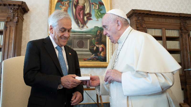 El Papa y el presidente de Chile, Sebastián Piñera, intercambiaron presentes tras su encuentro en el Vaticano. Foto: EFE
