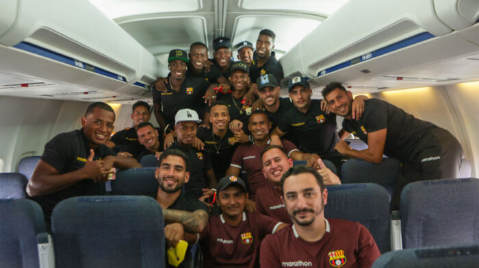 Jugadores del BSC en el avión antes del viaje a Brasil el 20 de septiembre del 2021. Foto: Twitter @BarcelonaSC