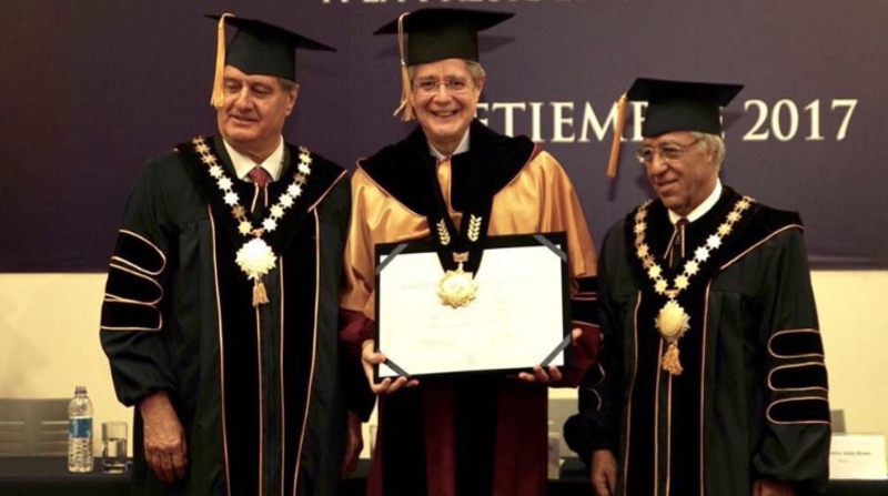 En septiembre del 2017, la Universidad San Ignacio de Loyola, de Perú, le otorgó esa distinción “por su labor en defensa de las libertades individuales, de empresa y de expresión”. Foto cortesía
