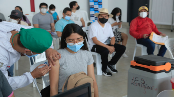 Jornada de vacunación en el Bicentenario. De las 4 marcas Astrazeneca es la que registra mayor número de personas todavía. Foto: Diego Pallero / EL COMERCIO
